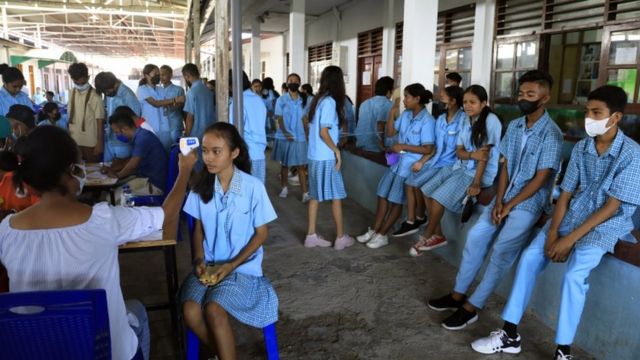 东帝汶的学生在学校里接种新冠疫苗(photo:BBC)