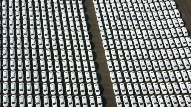 Autos chinos listos para ser exportados.