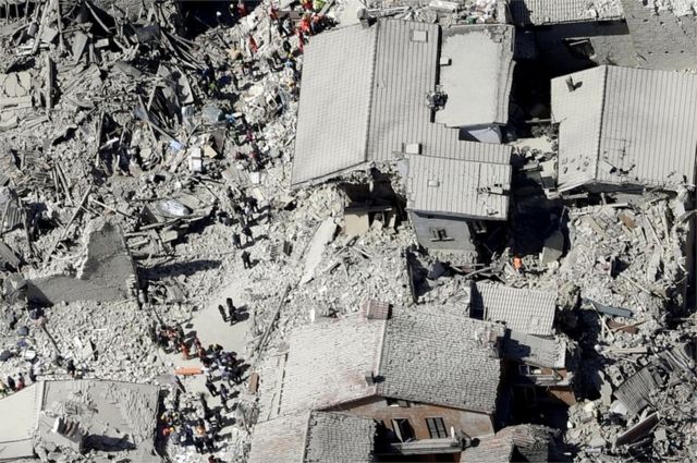 Amatrice şəhərinin tarixi hissəsində dağılmış binalar, 24 avqust 2016