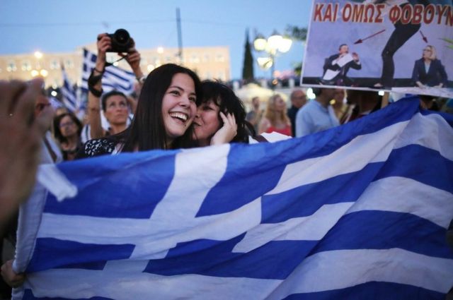 ギリシャ議会前で国民投票の結果を喜ぶ人たち。