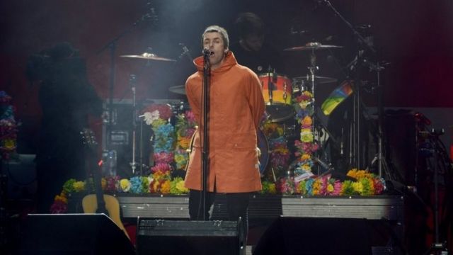 Dağılan Oasis'in eski solisti Liam Gallagher de yardım konserinde sahne aldı.