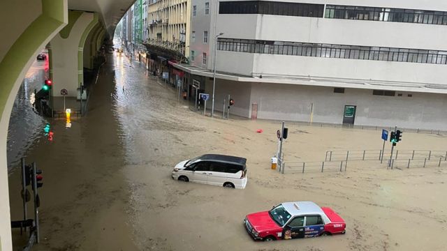 9月8日，香港一条被洪水淹没的道路上滞留车辆。