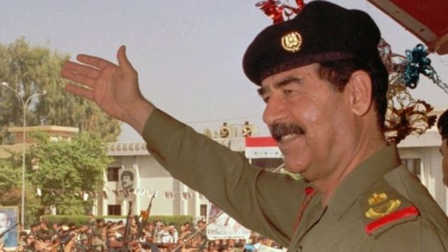 صدام حسين يرتدي رتبة المهيب الركن