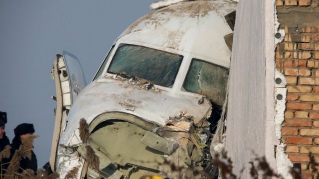 Avión estrellado en Kazajistán