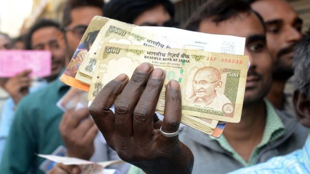 500 और 1000 के नोट पर लगी पाबंदी के बाद बैंकों के बाहर लगी लंबी कतारें