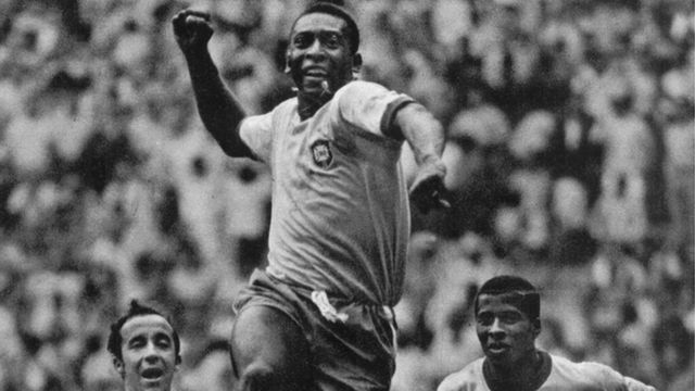 Pelé comemora gol contra a Checoslováquia