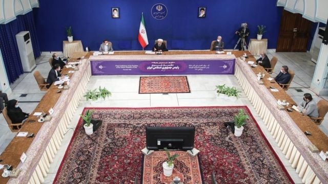 در جریان کنفرانس خبری رئیس جمهور ایران برخی از اعضای دفتر او در جلسه حاضر بودند.