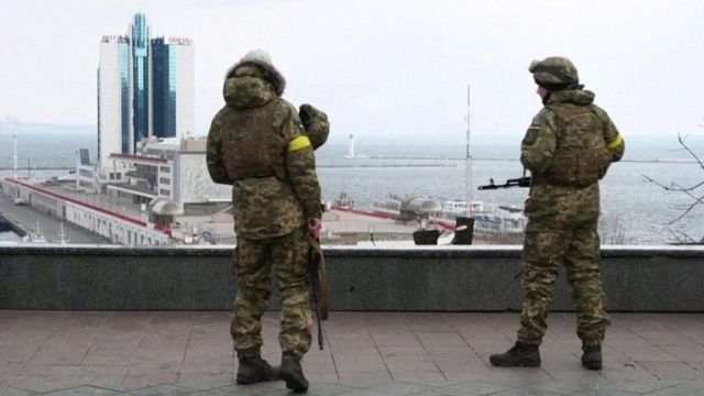 Odessa limanına bakan iki asker