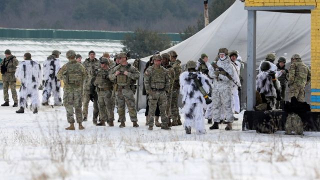 Militares ucranianos e instructores del ejército de EE.UU. participan en simulacros en el Centro Internacional de Seguridad para el Mantenimiento de la Paz el 4 de febrero de 2022.