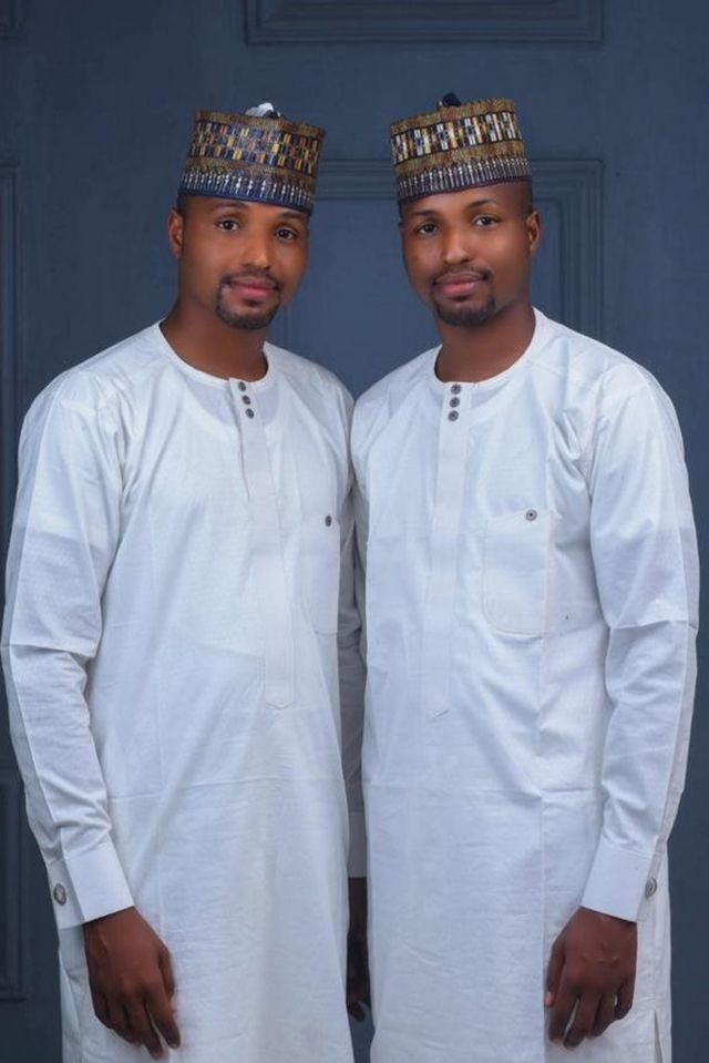 Di twin grooms