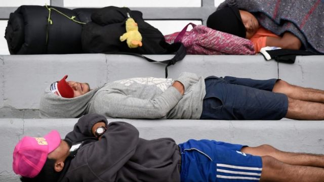 Inmigrantes duermen en Ciudad de México