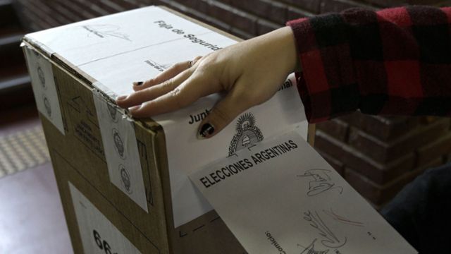 Una persona votando en las PASO