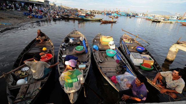 Chờ cá từ tàu ngư dân tại chợ cảng ở Đà Nẵng (ảnh tư liệu)