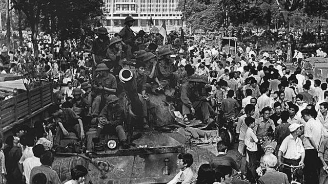 Quang cảnh trước cửa Dinh Tổng thống (còn gọi là Dinh Độc lập) chiều ngày 30/4/1975