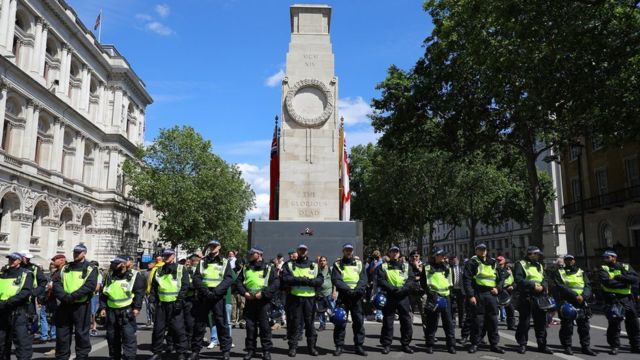Policias diante de memorial de guerra em Londres