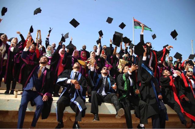 Amaforo y'abanyeshuri mu ishami ry'itumanaho muri kaminuza ya Benghazi mu mihango yo guhabwa impamyabumenyi ku itariki 15/10/ 2016.