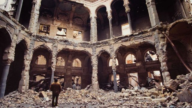 Biblioteca bosnia bombardeada en Sarajevo.
