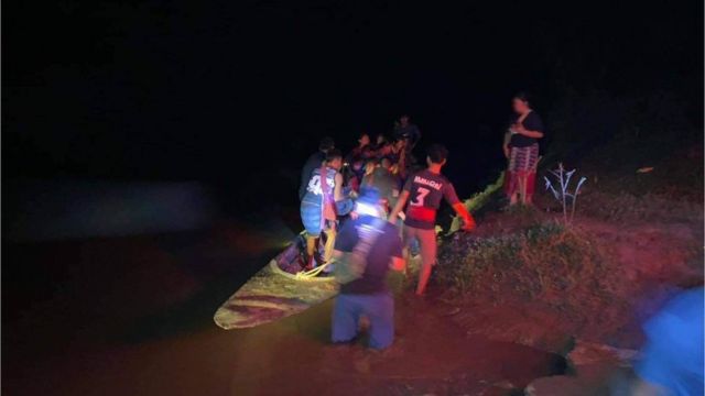 ผู้บาดเจ็บ 3 คนจากเหตุระเบิดลงกลางบ้านในฝั่งเมียนมา ได้รับการลำเลียงด้วยเรือข้ามแม่น้ำเมยข้ามมารักษาตัวภายในโรงพยาบาลฝั่งไทย