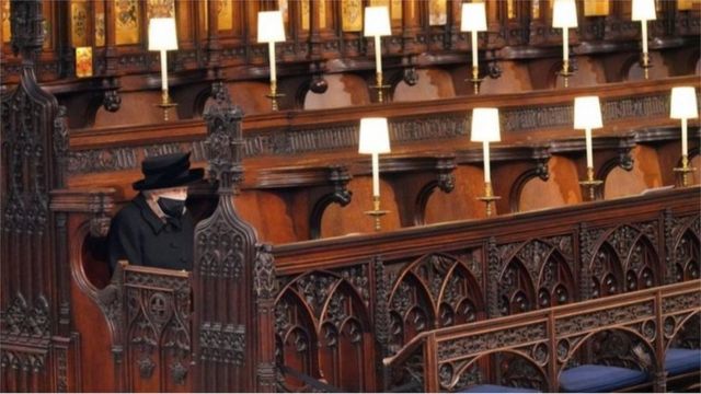 參與者戴上口罩，遵守防疫措施以保持社交距離，女王獨自就坐。