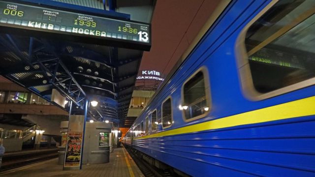 Потяг Київ-Москва на пероні вокзалу "Київ-Пасажирський"