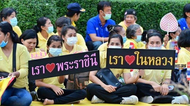 พสกนิกรชาวจังหวัดนครปฐมเป็นจำนวนมากที่ไปรอเฝ้าฯ รับเสด็จ