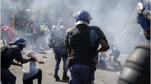 Affrontements entre police et étudiants à l'université de Witwatersrand, à Johannesburg, en Afrique du Sud, le 21 septembre 2016.