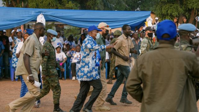 يظهر رجل أبيض يُعتقد أنه ينتمي إلى فاجنر بالقرب من سياسي محلي في جمهورية إفريقيا الوسطى