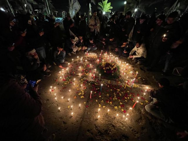 گروهى از هواداران حشد شعبى و جمهورى اسلامى ایران، دیشب در مسیر فرودگاه بغداد، محل حادثه، مراسم یادبود برگزار کردند