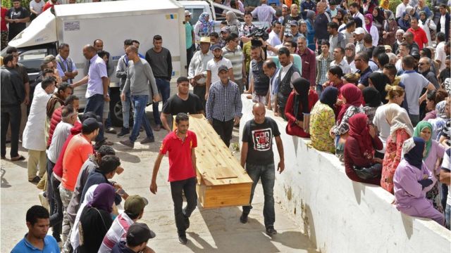 أهالي ضحايا قارب المهاجرين الغارق يتسلمون جثامين ذويهم