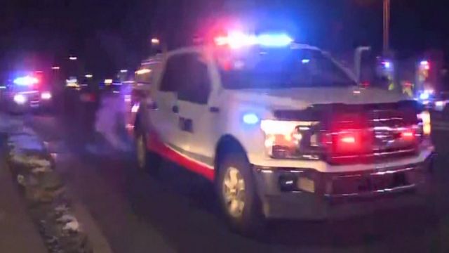 سيارة إسعاف في موقع إطلاق النار