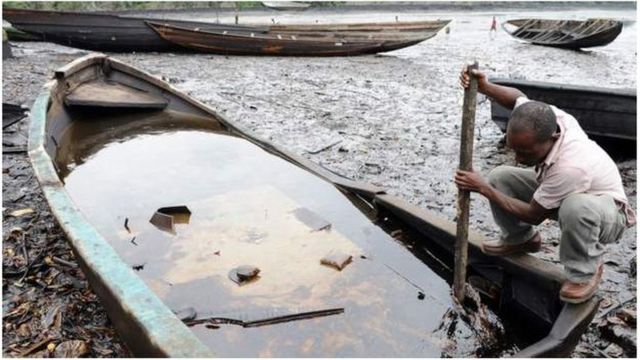Les hydrocarbures qui se déversent dans le Delta du Niger causent des dommages à l'environnement.