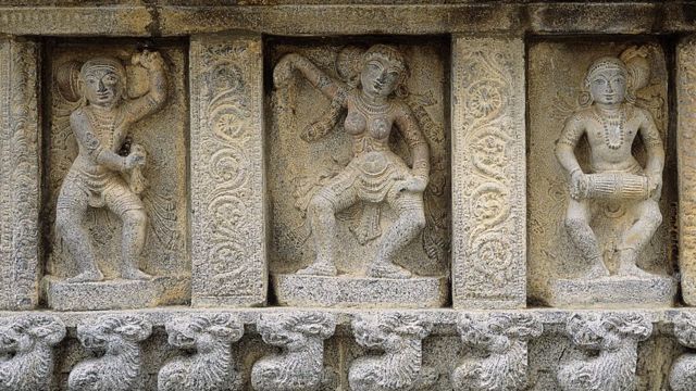 உயர்ந்த நிலையில் இருந்த சதிர் நடனக் கலைஞர்கள்