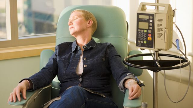 Una mujer recibiendo un tratamiento de quimioterapia