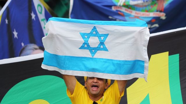 Homem levanta bandeira de Israel durante posse de Bolsonaro em Brasília