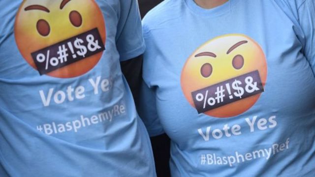 '신성모독법 개헌, 찬성에 투표하세요'라고 쓰인 옷을 입고 있는 아일랜드 시민들
