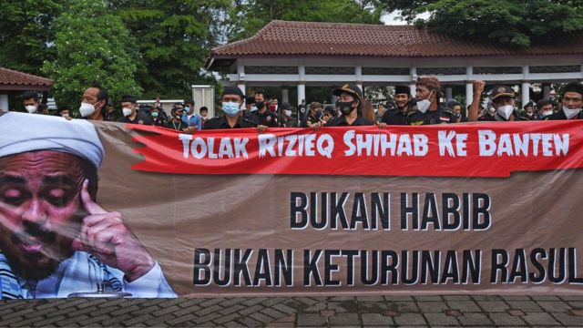 Sejumlah orang yang tergabung dalam Aliansi Warga Banten (AWAB) berunjuk rasa menolak rencana kedatangan Habib Rizieq Shihab (HRS) di Alun-alun Serang, Banten, Jumat (20/11)