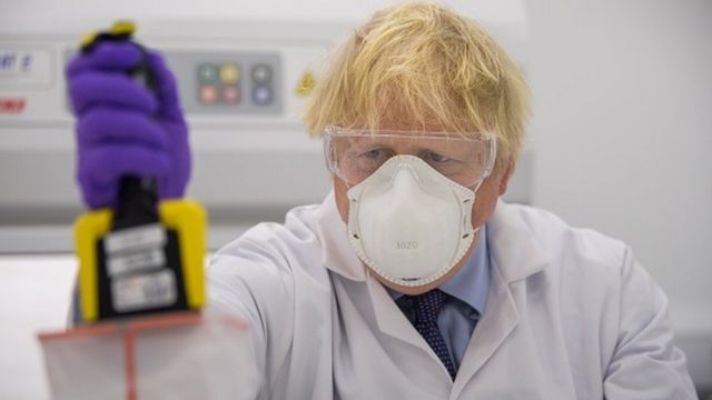 O primeiro-ministro britânico, Boris Johnson, em visita a uma fábrica de vacinas na Escócia