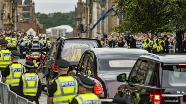Oficiales de policía desplegados a lo largo de la Royal Mile en Edimburgo el 11 de septiembre de 2022.