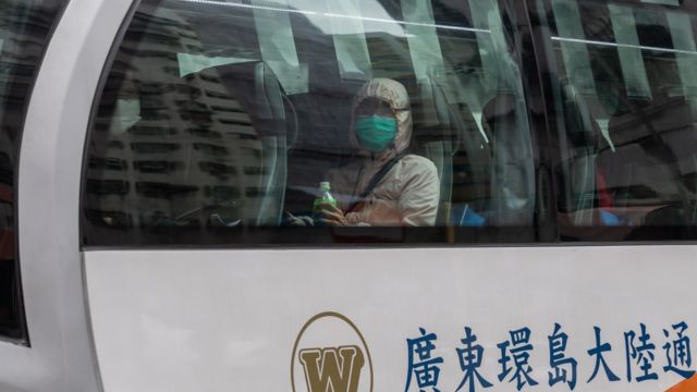 一些早前從日本撤離的香港乘客,回到香港後乘坐政府安排的專車到隔離設施接受觀察。