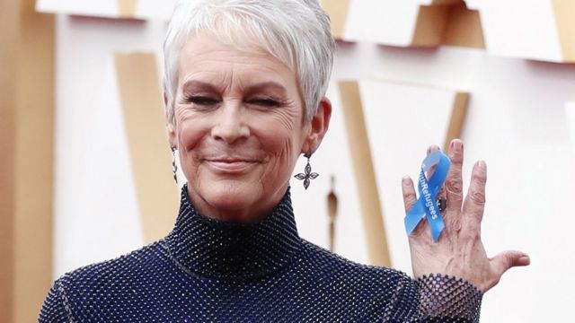 Jamie Lee Curtis wears a blue ribbon that say "with refugees" in support of Ukraine as she arrives for the 94th annual Academy Awards ceremony at the Dolby Theatre in Hollywood, Los Angeles, California, USA, 27 March 2022. The Oscars are presented for outstanding individual or collective efforts in filmmaking in 24 categories. EPA/DAVID SWANSON