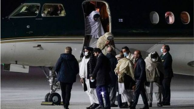 وفد حركة طالبان لدى نزوله من الطائرة في النرويج.
