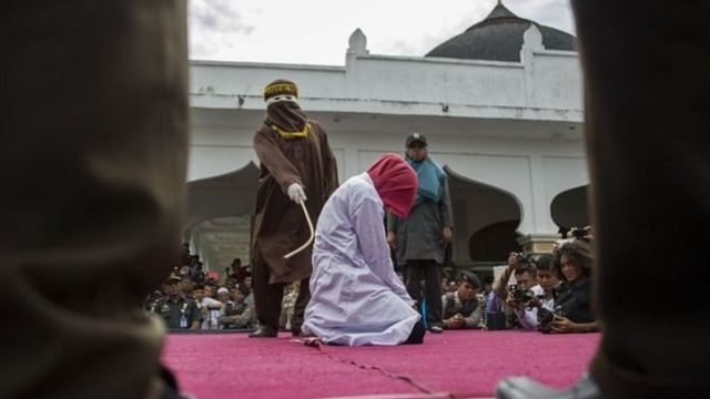 इंडोनेशिया की फ़ाइल फ़ोटो, जिसमें महिला को सार्वजनिक रूप से कोड़े लगाए जा रहे हैं