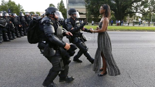 Ieshia Evans, durante protesto de julho contra a violência policial em Baton Rouge, Louisiana,