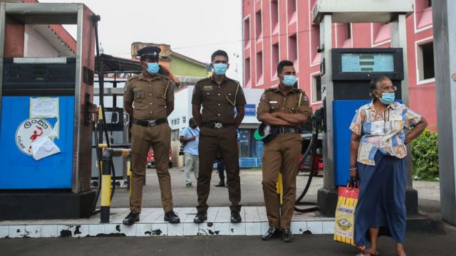 எரிபொருள் நிரப்பு நிலையங்களில் போலீஸ் அதிரடிப் படை