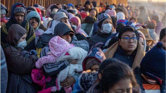 Imigrantes acampados ao longo da cerca da fronteira em El Paso, Texas