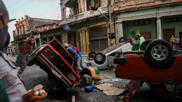 Autos volteados en una calle de La Habana durante los disturbios de este domingo.