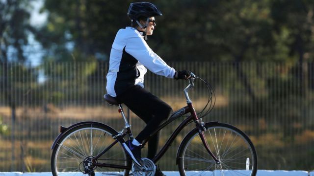 A presidente afastada Dilma Rousseff durante passeio de bicicleta em Brasília, em 3 de agosto de 2016