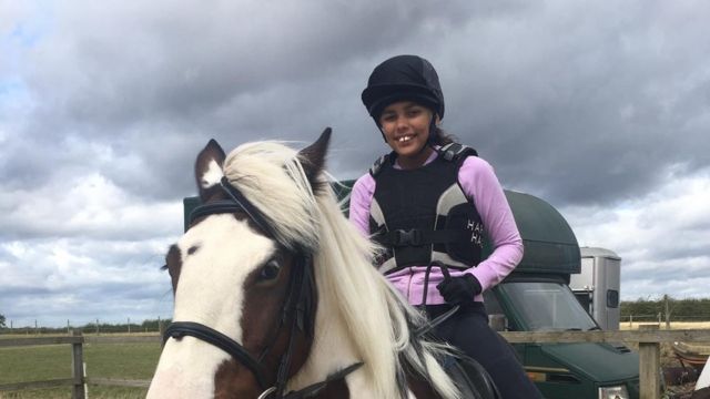 Giorgia sorrindo em cima de cavalo