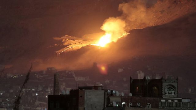 اشتعال النيران جراء غارة في اليمن