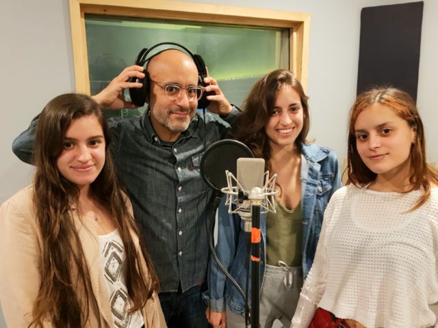 Gustavo Rodríguez con sus hijas Alesia, Maira y Malú.